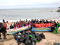 　馬祖國家風景區管理處10日與海軍馬祖基地指揮部、連江監理站、第10岸巡隊等單位人員共同淨灘，清出近300公斤垃圾。（圖／馬祖國家風景區管理處提供）