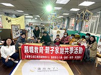 連江縣家庭教育中心辦理「親職教育-社區家長親子家庭共學」活動抵達莒光,吸引許多家長帶著小朋友共同參加。(圖/文:宋幸儒)