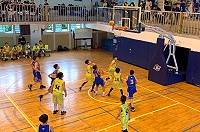 馬祖少年籃球隊10日遭遇勁敵仁愛國小止步32強;立委陳雪生、議員陳玉發9日到場關心,請籃球隊和牛吃到飽及贈加菜金。(圖:連江縣體育會籃球委員會)