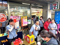 統一超商東引門市重新開幕舉辦摸彩活動,吸引眾多消費者到場參與。(圖/文:陳其敏)