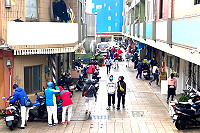 昨(11)日到東引的旅客人數近500人,12棟商店街湧現人潮,帶動地方商機。(圖/文:陳其敏)