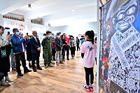 　109學年度全國學生美術比賽特優作品複製畫連江巡迴展12日東引國中小開幕，小小導覽解說員現場介紹各作品創作理念與表現技巧。（圖／文：陳其敏）