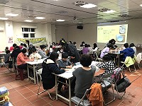 　家教中心親子共學活動提供父母學習良好溝通方式，並透過手作課程，增進親子關係。（圖／文：吳嘉榮）