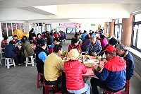 　馬港社區發展協會今年4月份老人共餐13日上午於社協活動中心歡樂登場，依公、依嬤一同用餐，吃得養身又健康。（圖／文：曹重偉）
