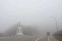 　又見大霧來攪局，中央氣象局發布濃霧特報，馬祖地區13日清晨開始出現濃霧，能見度甚至不足200公尺，南、北竿機場全天關場。（圖／文：曹重偉）