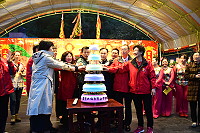 山隴境北極玄天上帝聖誕萬壽舉辦食福餐宴,縣長劉增應、會長陳志國率來賓切下蛋糕;席間還有精彩表演節目,現場氣氛火熱。(圖/文:曹重偉)