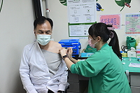 　縣立醫院15日進行第二批人員公費AZ疫苗接種作業，共有40人完成施打；縣長劉增應前往接種，鼓勵符合條件者響應，共築健康防疫網。（圖／文：曹重偉）