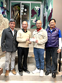 東引反共救國軍老兵陳文榮先生(左2),連續二年捐款支持東引國中小學羽球等各項運動之推展。(圖:東引國中小)