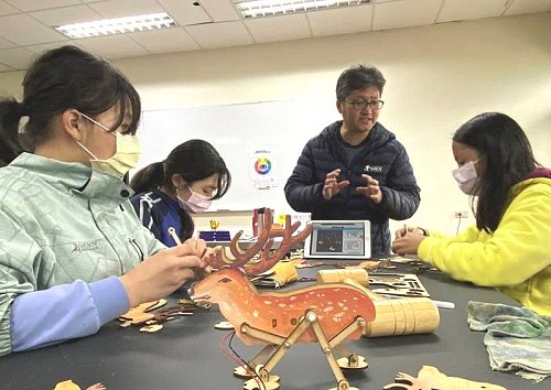 北竿中山國中大坵島梅花鹿結合課程與地方產業創生,推廣轉型為觀光文創商品。(圖:中山國中提供)