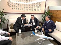 立委陳雪生拜會民航局長林國顯,要求民航局運用民航作業基金6千萬元興建立體停車場,解決塘岐停車空間不足問題。(圖:立委陳雪生辦公室)