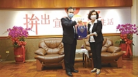 連江縣長劉增應致贈宜蘭縣長林姿妙高粱酒禮盒,兩縣縣政交流會議。(圖:連江縣政府)