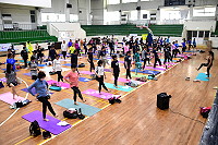 　推廣健康運動，運動i臺灣瑜珈運動育樂營南竿場活力登場，百餘位學員在講師林詠晴親切指導下，從呼吸法及基礎動作開始學起。（圖／文：曹重偉）
