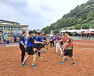 比賽雙方賽前握手致意。(圖/文:張閔翔)