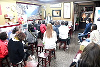 　衛福局餐飲業服務品質提升訓練課程邀請知名美食評論家梁幼祥主講，18日來到南竿萬家香二店開講，強調服務從心開始。（圖／文：曹重偉）