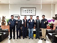 新任岸巡隊長陳柏璋(右二)拜會議長張永江,陪同者包括海巡隊長呂志強(左三)、岸巡副隊長鄭曜斌(左二)海軍士官長吳昌印(右一)。(圖:連江縣議會)