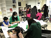 　親子共學活動讓父母學習家庭時間管理分類和家務分工，還有親子手作課程邊學邊玩，增加親子感情。（圖／文：吳嘉榮）