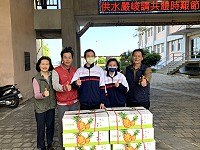 　縣府贈送馬祖各機關學校伙食團鳳梨，副縣長王忠銘代表發送。（圖／文：馮紹夫）