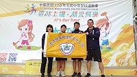 敬恆國中小鄭少銨(左2)參加110年全中運,獲得木球國男個人球道賽第六名佳績。(圖:教育處)