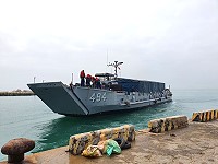 　東莒旅遊人潮湧進，用水量增加，水廠協請軍方持續執行西水東運任務。（圖：蔡夢玲）