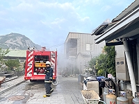 　塘岐中山路一店家24日清晨火警，屋內3人平安撤出，消防人員分從前後門灌水搶救。（圖／文：陳鵬雄）