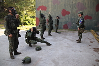 操課官兵執行九秒試戴防護面具測驗。(圖/文:程婉琳)