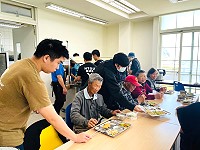 海大馬祖校區與坂里社協24日舉辦第2次青銀共餐活動,同學們也利用機會下田體驗農夫生活。(圖:海大馬祖校區提供)