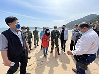 　環保署管考及土基會一行多人前往北竿午沙聽取軍方加油站污染改善工程，現地考察各項監測成果。（圖／文：陳鵬雄）