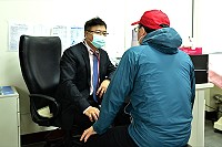 　振興醫院心臟內科醫師黃文彬、瑞民眼科中心醫師凌瑞中、瑞光眼科中心醫師莊淑斐到東引衛生所為離島鄉親提供醫療服務。（圖／文：陳其敏）