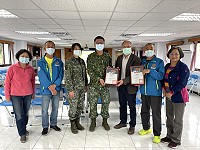　交旅局舉辦2021年北竿硬地超級馬拉松檢討會議，並致贈各單位感謝狀。（圖／文：陳鵬雄）