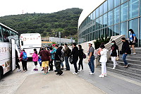 　「探索夢號」跳島遊程27日搭載旅客1197人抵達馬祖，下船遊客901人，團遊分中小團，近午團員到齊之後，由導遊引導下前往搭車。（圖／文：曹重偉）