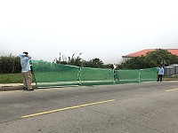 　環資局執行南竿鄉主要景點及道路除草工作，配合民眾意見，在人車較多路段，會請員工拉起防護網，貼心舉動讓駕駛朋友都說讚。（圖／文：曹重偉）