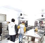 　為鄉親食品安全把關，衛福局執行縣內麵食餐飲業者、觀光餐廳稽查專案，環境部分初查3家不合格，均於期限內完成改善。（圖：連江縣衛福局）