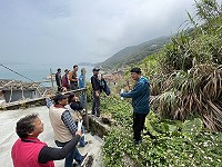 　產發處與北竿民代及芹壁村民現勘排水改善工程。（圖／文：陳鵬雄）