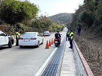 南竿警察所加強取締未正確使用燈號,1到4月「未打方向燈」開出25張罰單。(圖:南竿警察所)