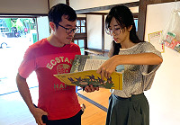 黃宣瑜、許秦瑋透過計畫協助單位規劃展覽、導覽解說、課程活動執行,以及社區影音記錄。(圖:教育部)