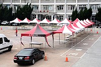 　2021媽祖聖誕祝壽慶典系列活動1日起跑，廟管會完成舞台、帳篷等各項硬體搭建工作，周邊也插起醒目的關東旗加強宣傳。（圖／文：曹重偉）