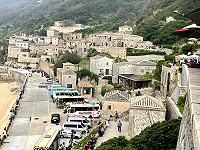 　旺季期間每天下午3至5點芹壁村人車滿滿，同時段至少3至4百人聚集。（圖／文：陳鵬雄）