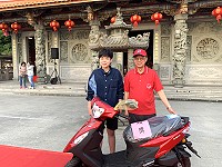 　馬港天后宮2021媽祖聖誕祝壽系列活動由擲筊王大賽揭開序幕，遊客李芯瑋12個聖筊幸運騎走機車大獎。（圖／文：馮紹夫）