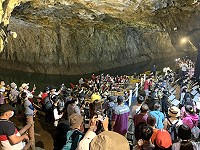 文化處「春天微光」由幼獅管樂團打頭陣,上午在北海坑道快閃演出,晚間在民俗文物館戶外環形劇場正式表演,悠揚樂聲讓聽眾陶醉不已。(圖/文:曹重偉、縣府文化處)