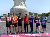 　馬港天后宮2021媽祖聖誕祝壽系列活動，第二天舉辦媽祖登高賽，男子組第一名李柏輝（左3），女子組第一名劉美紅（右3）。（圖／文：馮紹夫）