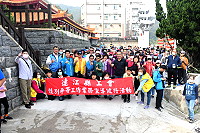 　慶祝五一勞動節，連江縣工會1日舉辦健走及表揚大會，縣長劉增應、議長張永江等共同表揚今年獲獎11位模範勞工。（圖／文：曹重偉）