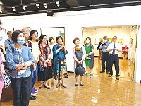 周碧玉《心.旅》油畫創作展開幕茶會齊聚一堂暨展出者周碧玉(圖持麥克風者)向到場人士介紹展出作品。(圖:馬祖旅台藝術家協會提供)