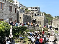 　幼獅管樂團在芹壁快閃演出，為芹壁遊客帶來最美妙的遊程回憶。（圖／文：陳鵬雄）