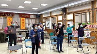 連江縣衛生福利局2日辦理「長者防跌衛教講座」,讓鄉親以規律簡單的運動強化肌力,預防老人跌倒意外。(圖/文:宋幸儒)