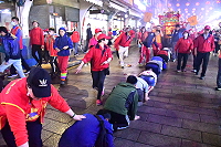 　馬港天后宮媽祖聖誕祝壽遶境祈福熱鬧非凡，許多信眾冒雨鑽轎腳，遊客們看見也趨之若鶩，長長的一大排令人感動。（圖／文：曹重偉）