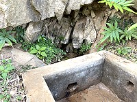 　久旱不雨，大坵島山泉水收集口出水量大減，島上公廁用水僅剩10天存量。（圖／文：陳鵬雄）
