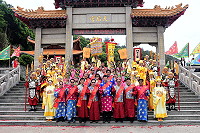 　媽祖聖誕重頭戲祭祀大典由縣長劉增應擔任主祭，中正國中女學生同步演出「四佾舞」，不少遊客拿著手機猛拍直錄。（圖／文：曹重偉）
