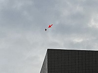 北竿上空4日傍晚發現一個疑似天燈的飛行物品,民眾若在機場四周航道施放有礙飛行之物體可能違反民用航空法。(圖/文:陳鵬雄)