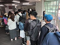 疫情影響,民眾以離島遊為首選,遊客湧進市場搶購特色美食大排長龍,後半攤位還是閒置相當可惜,縣府鼓勵青年抓緊時機勇敢創業。(圖/文:曹重偉)