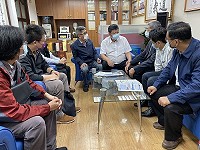 交通部航港局長葉協隆5日前往立委陳雪生國會辦公室說明連江縣政府推動南北竿新浮動碼頭規劃進度。(圖:立委陳雪生國會辦公室)